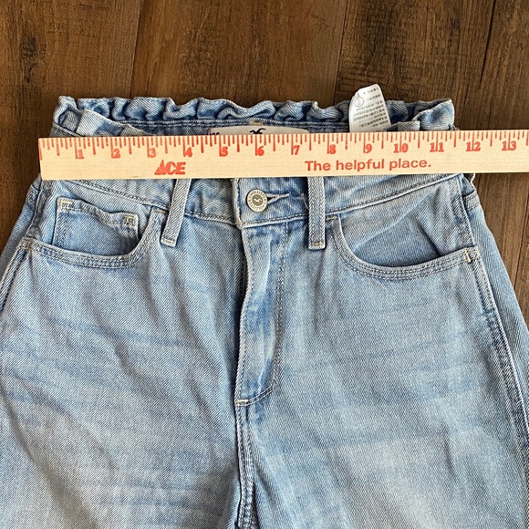 Hollister Light Wash Curvy High-Rise Mom Jeans - Picture 6 of 11